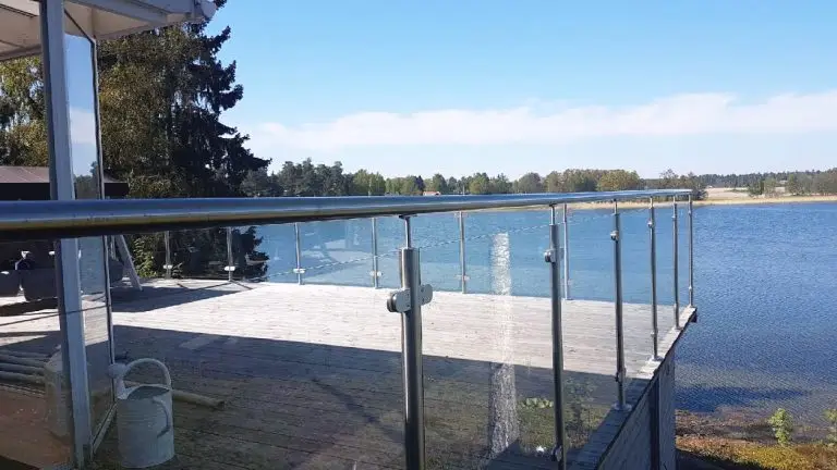 Glasräcke med stolpar i borstat rostfritt stål