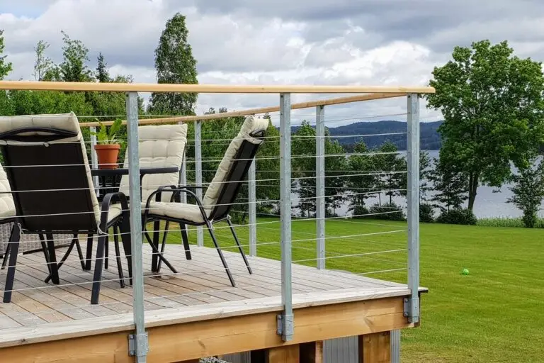 Vajerräcke med varmgalvade stolpar.