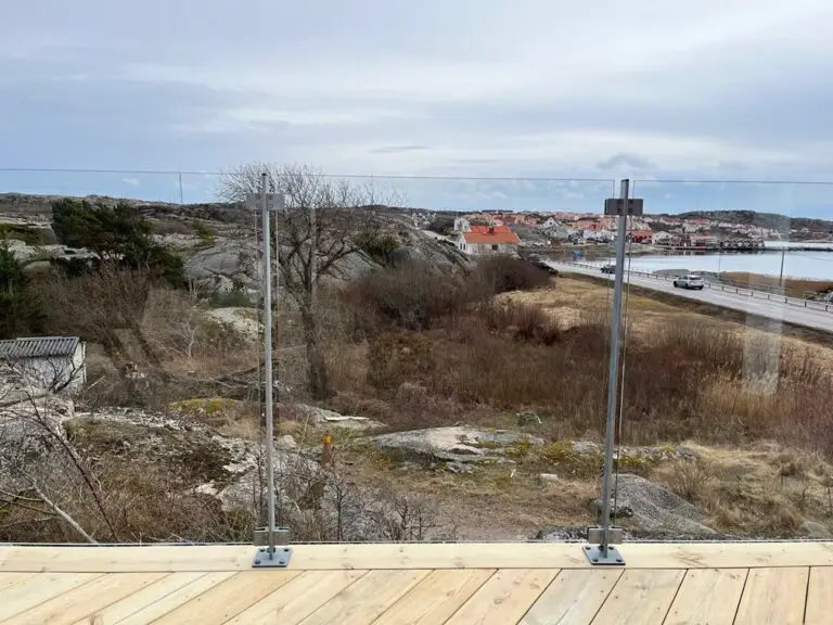 Glasräcke med varmgalvad 40x10 stolpe utan handledare.