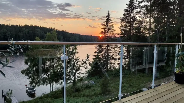 Glasräcke med vitlackerade stolpar och klämfästen