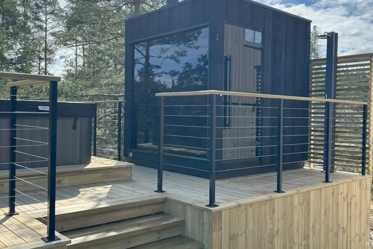 Vajerräcke svartlackerade stolpar