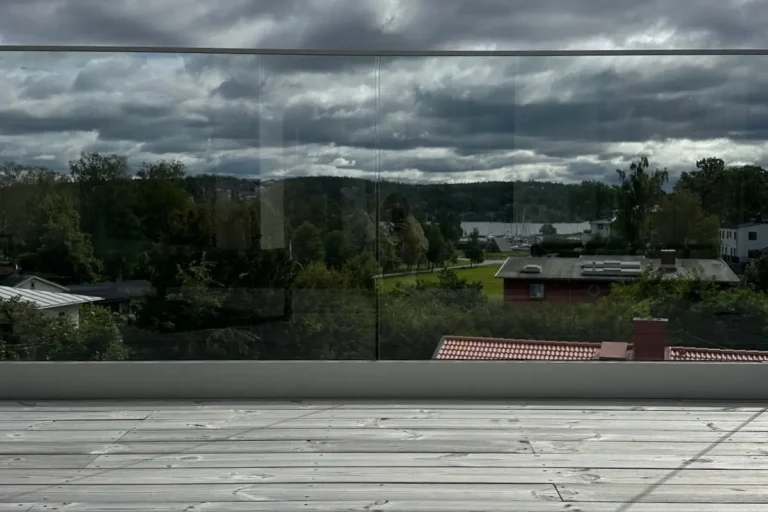 Stolpfritt glasräcke