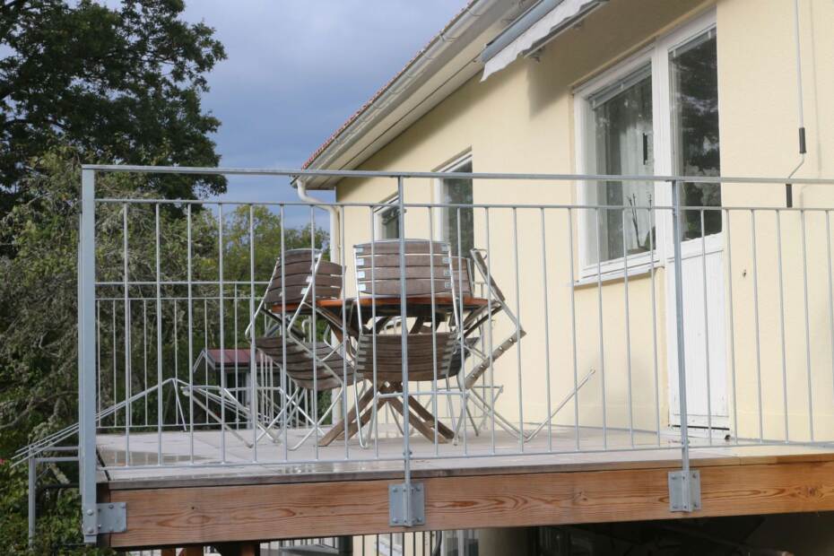 Räcke med stående rundstänger och stolpar i 40x10 profil