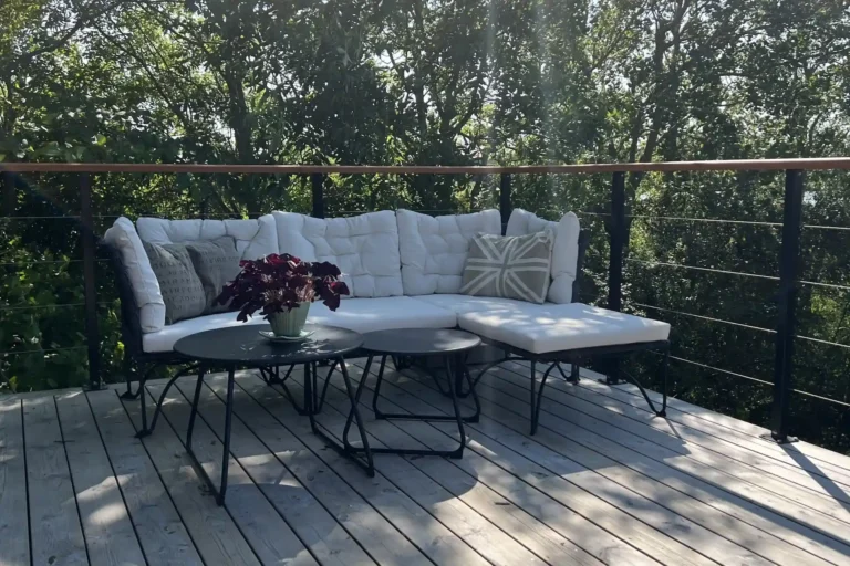 Vajerräcke svarta stolpar