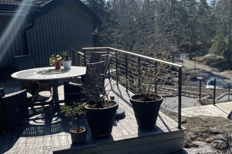 Vajerräcke svarta stolpar