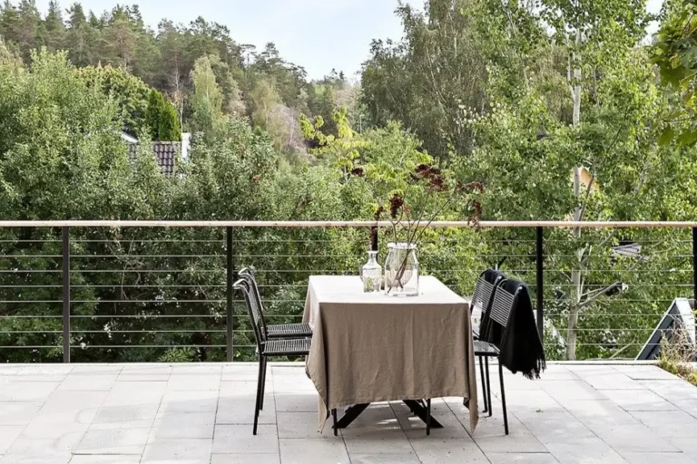 Vajerräcke sidomonterade svarta stolpar