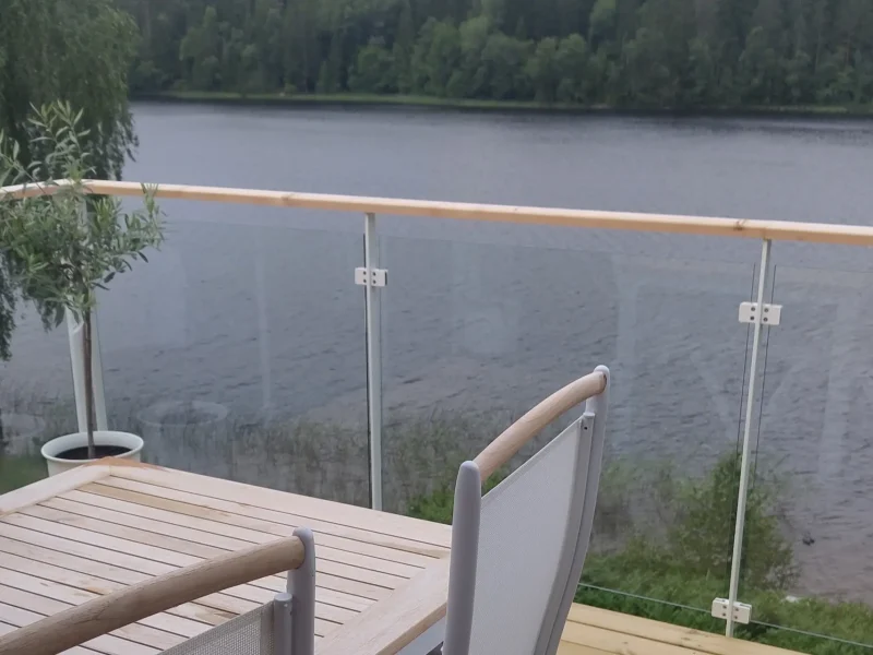 Glasräcke vita stolpar