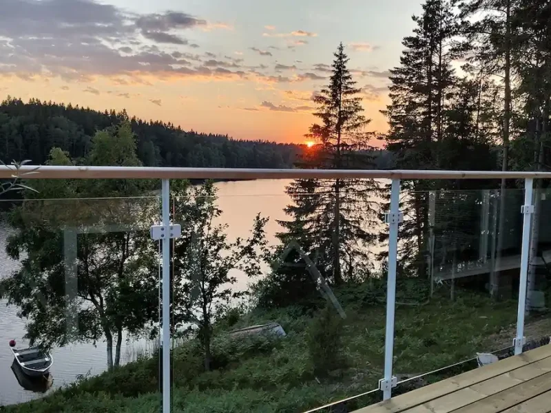 Glasräcke med vitlackerade stolpar och klämfästen