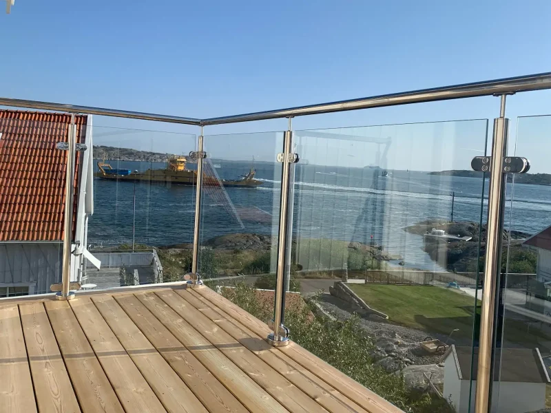 Glasräcke polerade stolpar