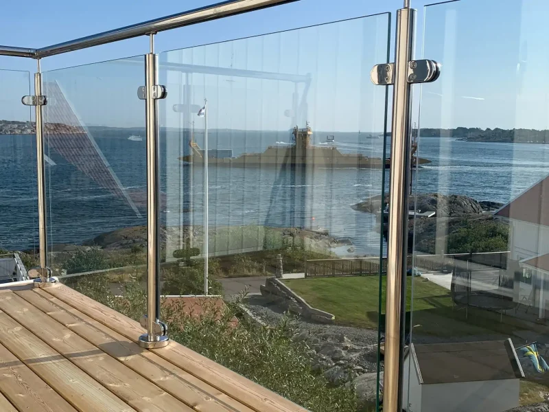 Glasräcke polerade stolpar