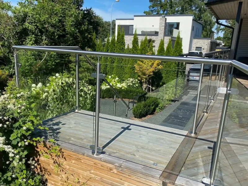 Glasräcke rodtfria stolpar