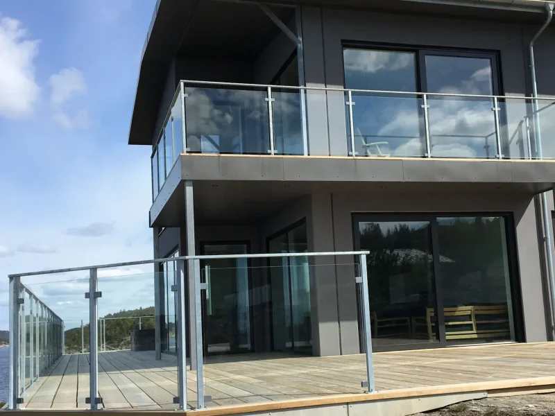 Glasräcke med varmgalvade stolpar och överliggare