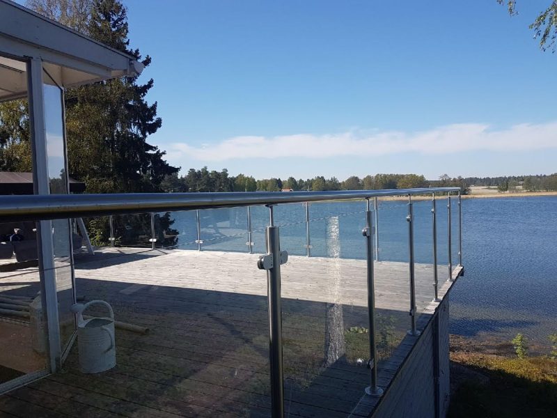 Glasräcke rostfria stolpar